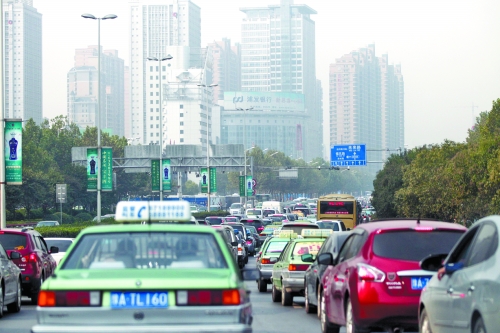 緯二路、順河路、城北路等路口雖多，卻比走金水路省時(shí)