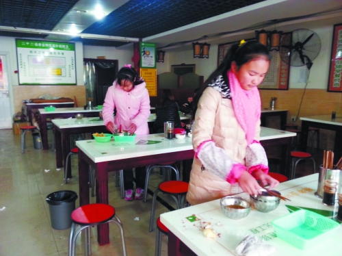 參加體驗的兩名學(xué)生成功“入職”后,開始收拾餐桌。