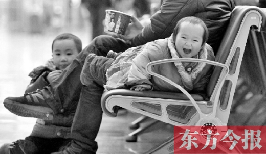 鄭州東站候車長椅上，哈哈，馬上回家過年有禮物收了