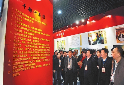 　　干部群眾在蘭考參觀焦裕祿紀念館（3月20日攝）。新華社發(fā)