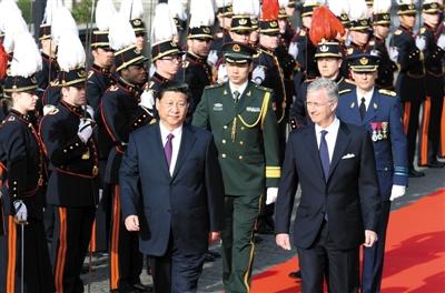 30日，習(xí)近平在會見比利時國王菲利普前，出席菲利普國王在王宮廣場舉行的隆重歡迎儀式。新華社發(fā)