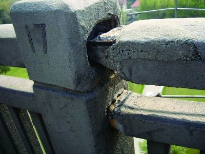 圖為大橋17號墩處橋面裂縫。梅建明 攝