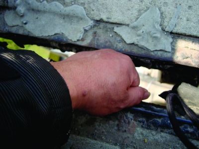 圖為大橋17號墩處橋面裂縫。梅建明 攝