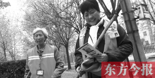 徐大媽(右)拿著自制的英語卡片認(rèn)真學(xué)習(xí) 徐大媽(右)拿著自制的英語卡片認(rèn)真學(xué)習(xí)