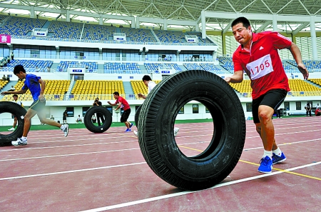 8月15日，運動員們正在進行推輪胎賽跑。