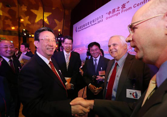 3月24日晚，省委書記、省長郭庚茂在參加中國發(fā)展高層論壇“中原之夜”活動時與外商親切握手交談。