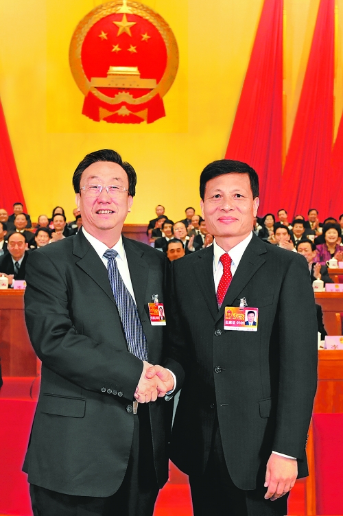 4月2日上午，新當(dāng)選的省人大常委會(huì)主任郭庚茂與新當(dāng)選的省人民政府省長(zhǎng)謝伏瞻親切握手。郭宇 董亮 攝