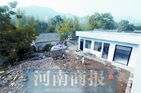 新校舍旁邊，是徐云玲和學(xué)生們用了多年的石頭校舍 河南商報(bào)記者 鄧萬里/攝