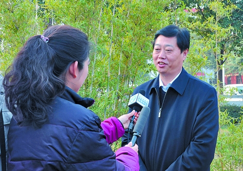 十八大代表、南陽(yáng)市委書(shū)記李文慧談學(xué)習(xí)十八大精神體會(huì)