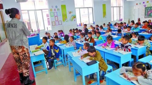 有的課桌直抵講臺,學生眼睛離黑板非常近。