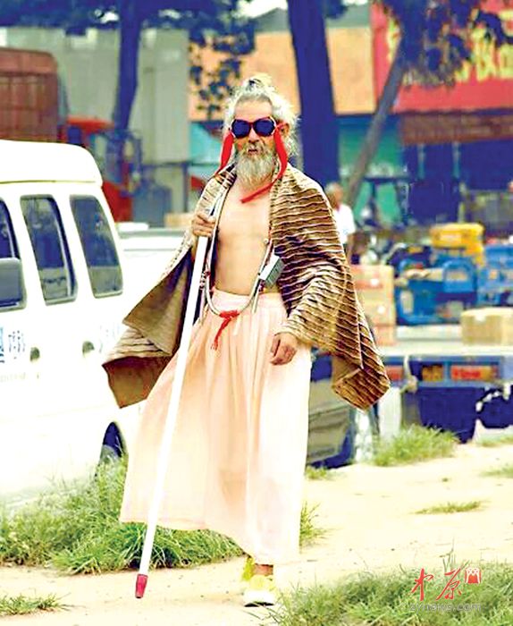 洛陽“洪七公”爆紅網絡 身世之謎引好奇 洛陽“洪七公”爆紅網絡 身世之謎引好奇