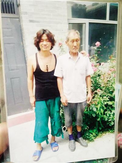 拍片間隙，王寶強(qiáng)與楊林貴在片場合影