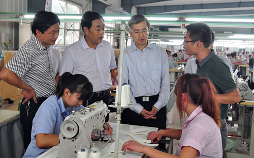 河南省委副書記鄧凱在濮陽調(diào)研黃河灘區(qū) 河南省委副書記鄧凱在濮陽調(diào)研黃河灘區(qū)