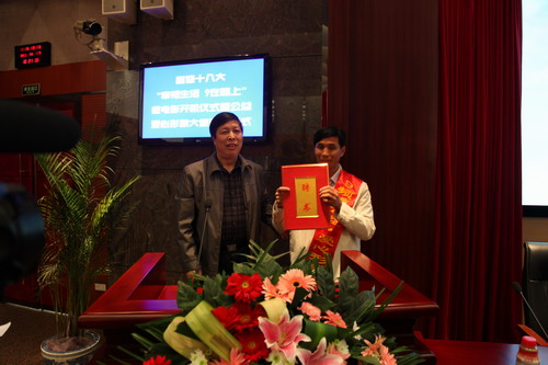 河南平頂山魯山縣電視臺(tái)的記者張朝岑，接過(guò)了河南電視臺(tái)9頻道總監(jiān)張克宣遞上的聘書。