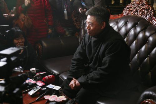 各路記者的長槍短炮對準了《大河兒女》主演陳寶國。