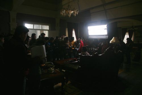 各路媒體記者探班《大河兒女》現(xiàn)場。