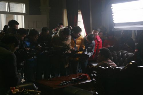 各路媒體記者探班《大河兒女》現(xiàn)場。