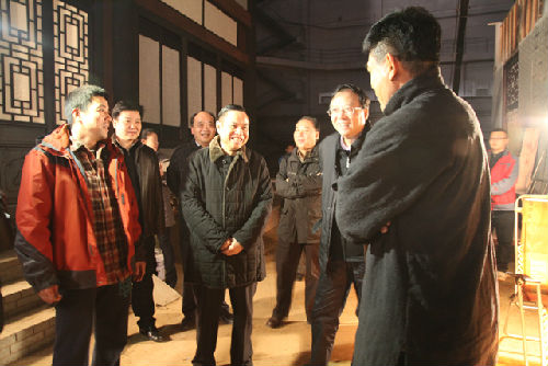 省委常委、常務(wù)副省長李克視察慰問 省委常委、常務(wù)副省長李克視察慰問