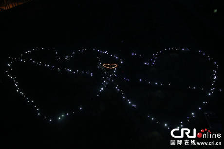 長(zhǎng)春近千人湊成巨大愛(ài)心向女同學(xué)求愛(ài)