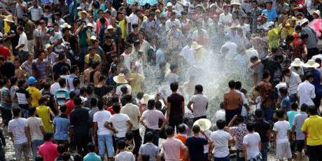 廣西舉辦鬧魚(yú)節(jié) 上萬(wàn)人水塘抓魚(yú) 廣西舉辦鬧魚(yú)節(jié) 上萬(wàn)人水塘抓魚(yú)