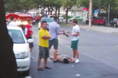 外籍男子當街肩扛、腳踏醉漢