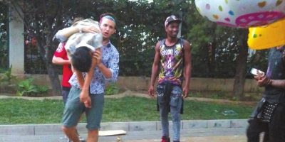 外籍男子當街肩扛、腳踏醉漢