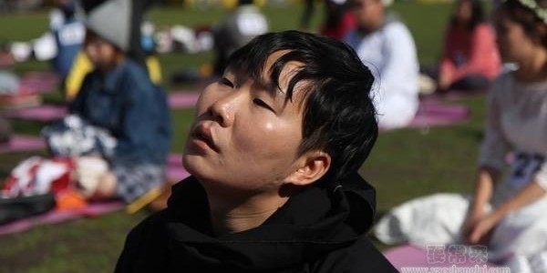 韓國舉辦“發(fā)呆大賽” 選手面僵齊放空 韓國舉辦“發(fā)呆大賽” 選手面僵齊放空