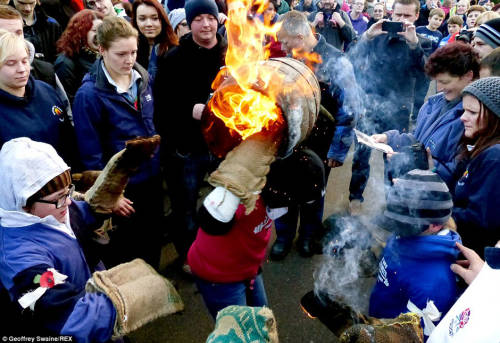 英國(guó)傳統(tǒng)比賽 選手扛“火桶”一路狂奔 英國(guó)傳統(tǒng)比賽 選手扛“火桶”一路狂奔
