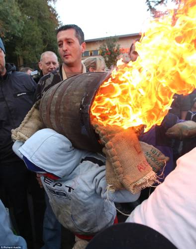 英國(guó)傳統(tǒng)比賽 選手扛“火桶”一路狂奔 英國(guó)傳統(tǒng)比賽 選手扛“火桶”一路狂奔