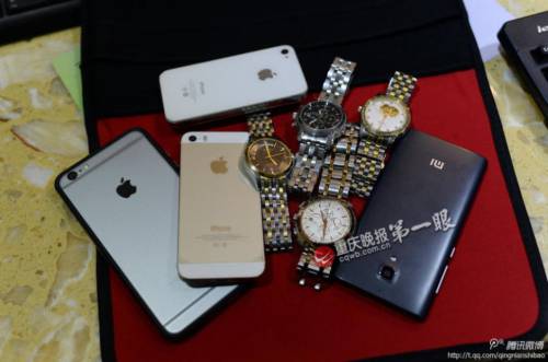 4名男子坐飛機(jī)行乞 戴名表用蘋(píng)果手機(jī) 4名男子坐飛機(jī)行乞 戴名表用蘋(píng)果手機(jī)