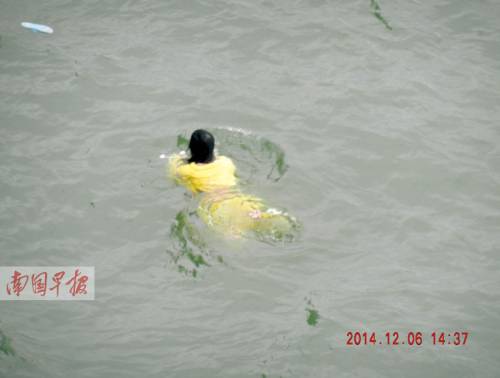 女子跳橋失蹤 網(wǎng)友指責(zé)警方處警不當(dāng) 女子跳橋失蹤 網(wǎng)友指責(zé)警方處警不當(dāng)