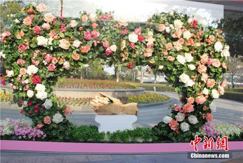 寧波“最浪漫”公交車(chē)站亮相街頭 寧波“最浪漫”公交車(chē)站亮相街頭