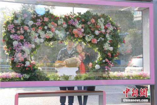 寧波“最浪漫”公交車(chē)站亮相街頭 寧波“最浪漫”公交車(chē)站亮相街頭