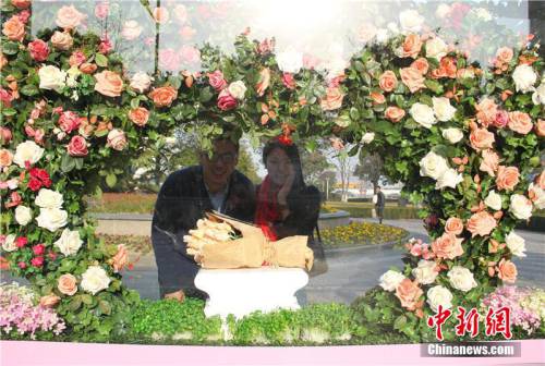 寧波“最浪漫”公交車(chē)站亮相街頭 寧波“最浪漫”公交車(chē)站亮相街頭