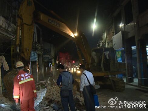 廣東一女司機(jī)逆行開車撞塌小樓 廣東一女司機(jī)逆行開車撞塌小樓