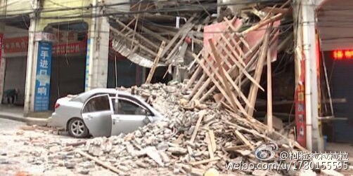 廣東一女司機(jī)逆行開車撞塌小樓 廣東一女司機(jī)逆行開車撞塌小樓