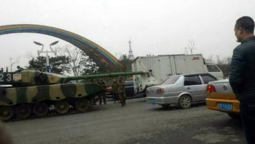 坦克追尾汽車瞬間 坦克追尾汽車瞬間