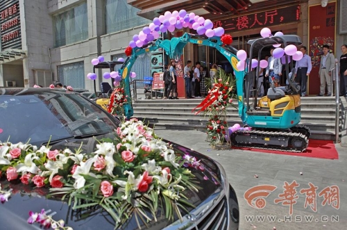 兩輛挖掘機(jī)搭婚禮拱門 兩輛挖掘機(jī)搭婚禮拱門