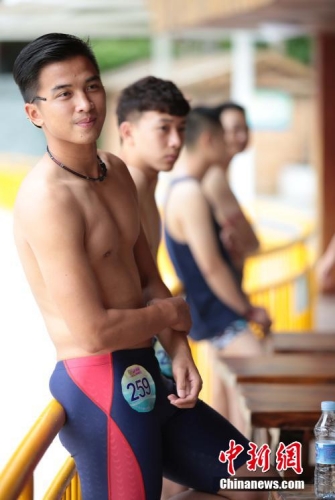 學(xué)生參加?；ㄐ２荽筚?穿比基尼秀身材