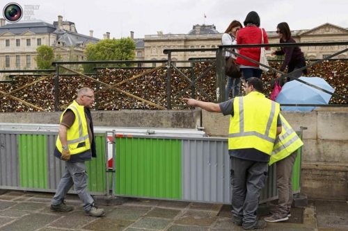 巴黎拆除藝術(shù)橋10萬把“愛情鎖” 巴黎拆除藝術(shù)橋10萬把“愛情鎖”