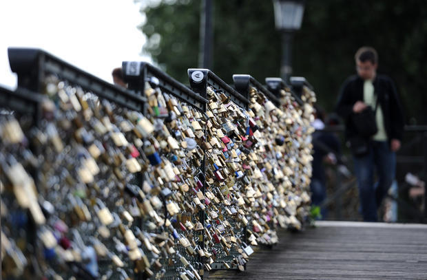 巴黎拆除藝術(shù)橋10萬把“愛情鎖” 巴黎拆除藝術(shù)橋10萬把“愛情鎖”