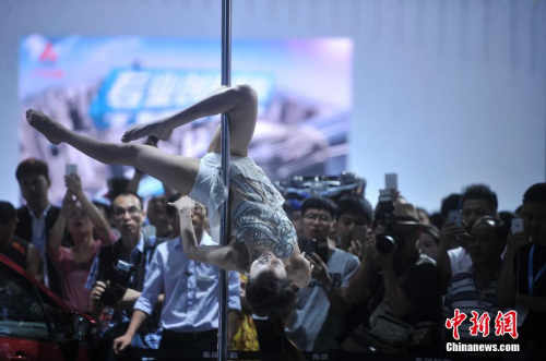 重慶車(chē)展 美女模特跳鋼管舞吸引觀(guān)眾 重慶車(chē)展 美女模特跳鋼管舞吸引觀(guān)眾