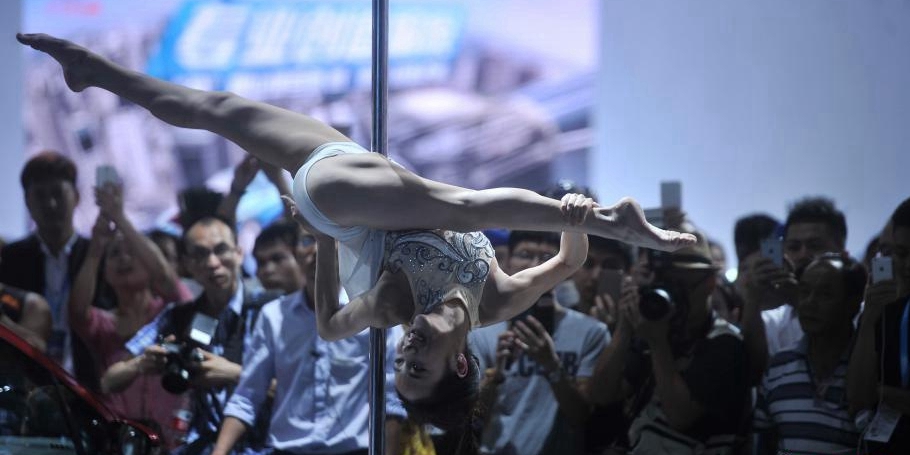 重慶車(chē)展 美女模特跳鋼管舞吸引觀(guān)眾 重慶車(chē)展 美女模特跳鋼管舞吸引觀(guān)眾