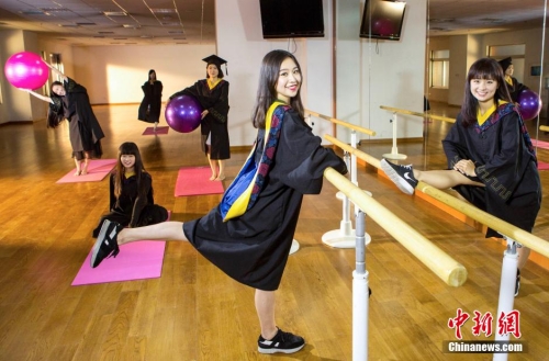 新“度娘”拍攝學(xué)士服照片 新“度娘”拍攝學(xué)士服照片