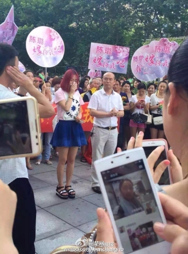 60后大叔成功求婚90后蘿莉 60后大叔成功求婚90后蘿莉