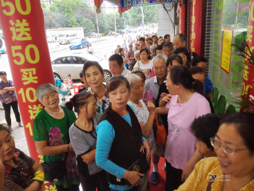 武漢商店促銷(xiāo) 80歲太婆凌晨4點(diǎn)排隊(duì)