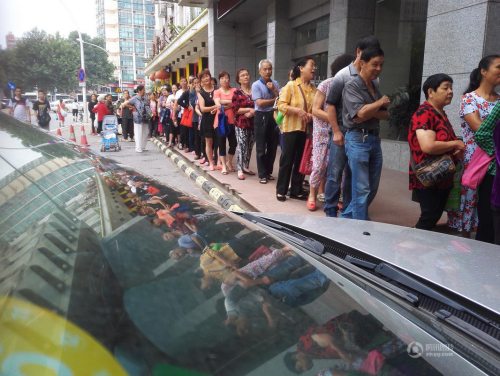 武漢商店促銷(xiāo) 80歲太婆凌晨4點(diǎn)排隊(duì)