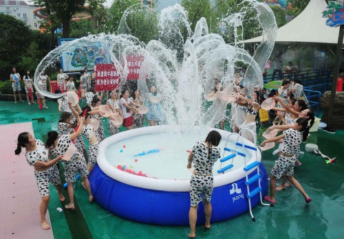 杭州百名辣媽穿奶牛比基尼潑奶 杭州百名辣媽穿奶牛比基尼潑奶