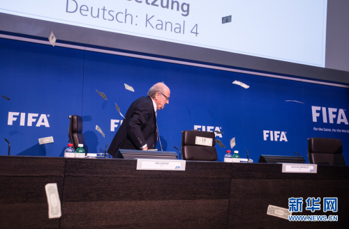 布拉特發(fā)布會(huì)遭美元砸臉 布拉特發(fā)布會(huì)遭美元砸臉