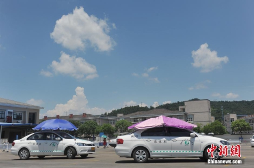 杭州一駕?，F(xiàn)遮陽新招 教練車車頂撐傘